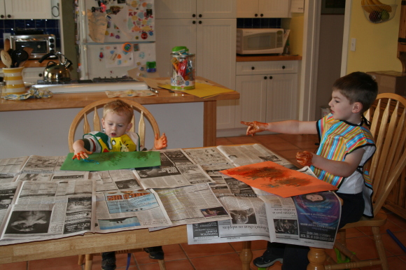 kids fingerpainting