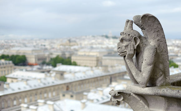 Bored_Gargoyle_at_Notre_Dame_de_Paris