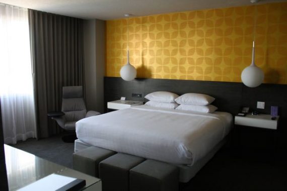 airport hotel room